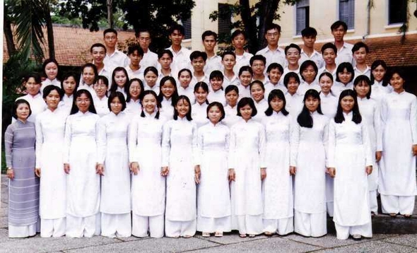 Lop 12A14 truong PTTH Nguyen Thi Minh Khai va Giao Vien Chu Nhiem.